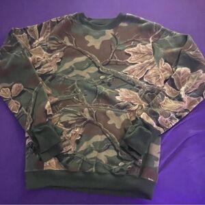 Men’s warm camouflage hunting fleece w/ built in hand warmers.